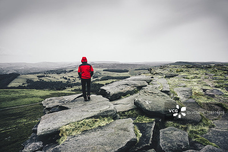 在峰区穿着红色衣服的男人图片素材