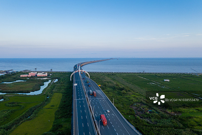 上海临港中国东海大桥黎明无人机视角图片素材