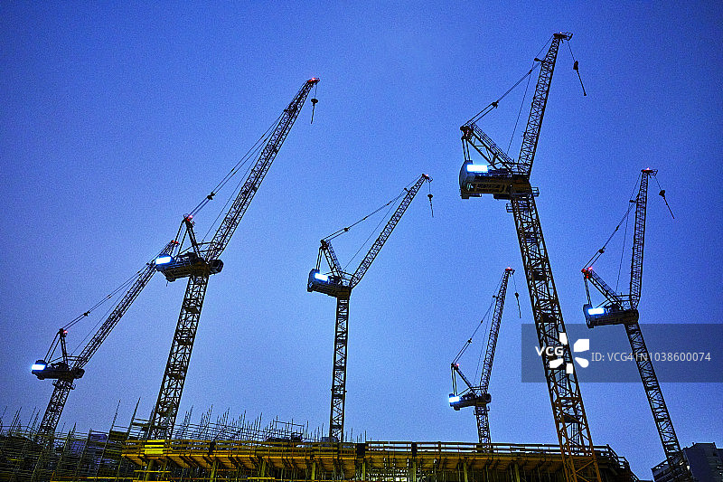 德国柏林夜晚的塔式起重机图片素材