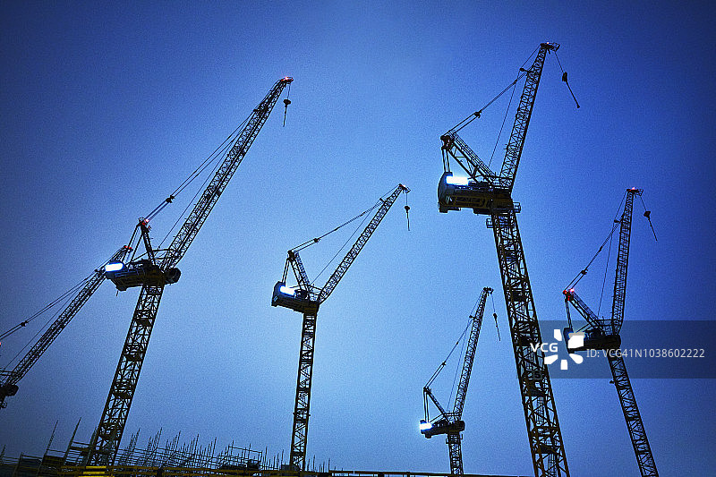 德国柏林夜晚的塔式起重机图片素材