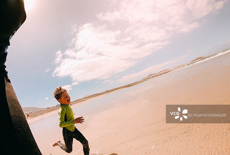 追逐海浪图片素材
