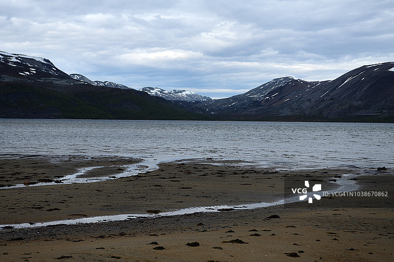 挪威北部奥斯特塔纳河口山景图片素材