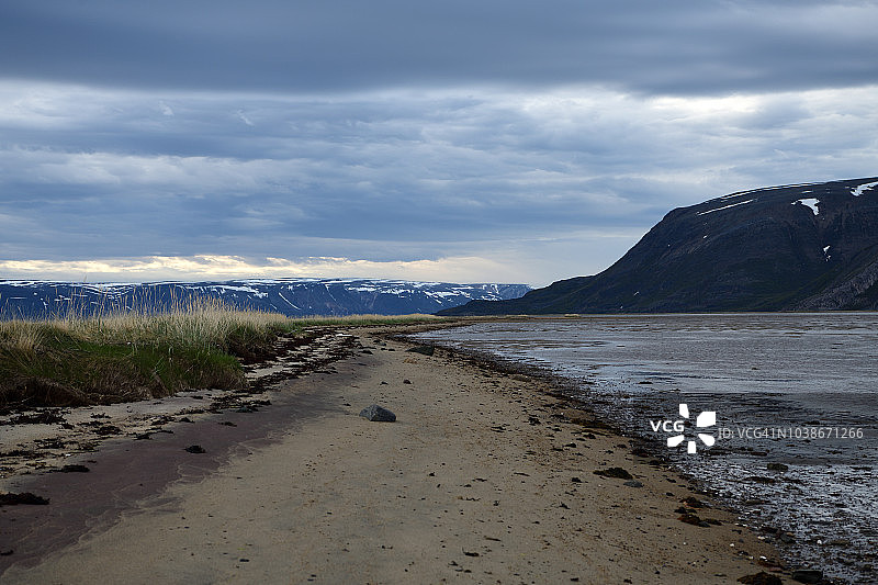 挪威北部奥斯特塔纳河口山景图片素材