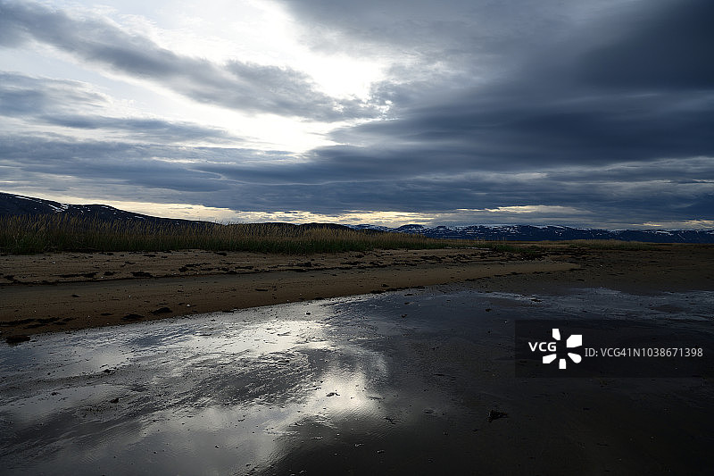 挪威北部奥斯特塔纳河口山景图片素材