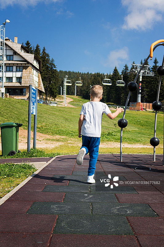 在操场上玩跳房子的孩子背影图片素材