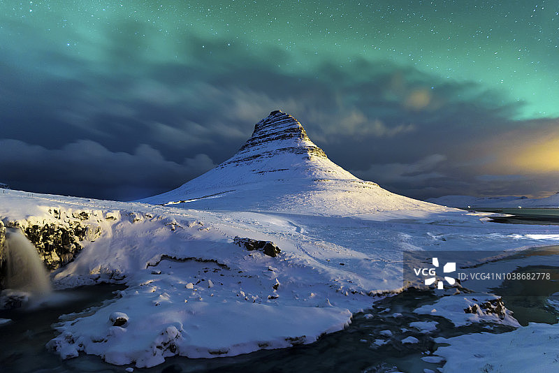 冰岛Kirkjufell山上的极光和流星图片素材