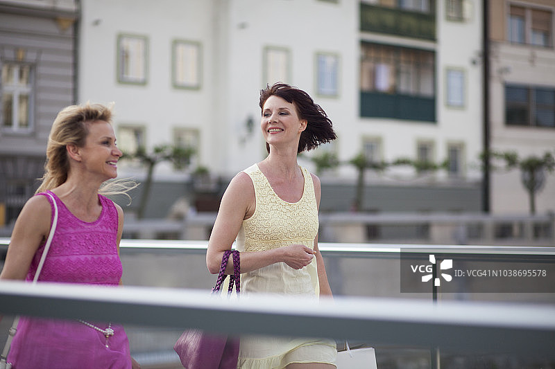 逛街购物的两个女人图片素材