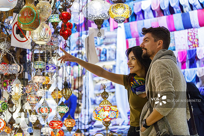 年轻游客夫妇在土耳其伊斯坦布尔大巴扎购物图片素材