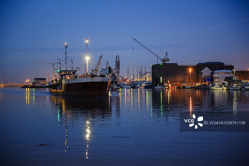 法国圣纳泽尔港口夜景图片素材