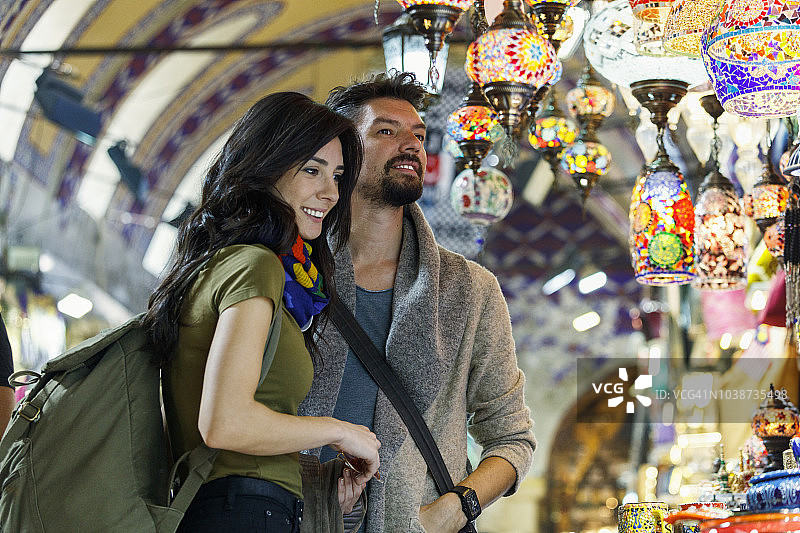 在土耳其伊斯坦布尔大巴扎购物的年轻游客夫妇图片素材