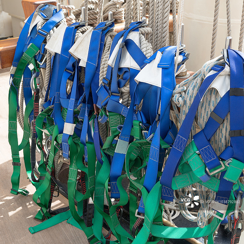 一排攀岩安全带图片素材