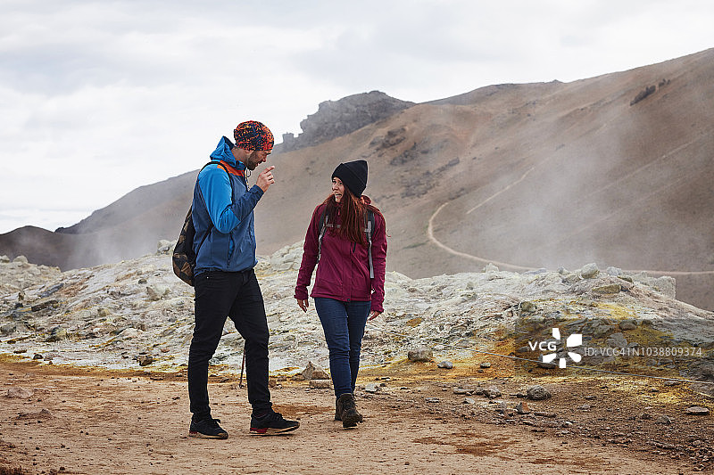 情侣参观惠拉劳恩地热区图片素材