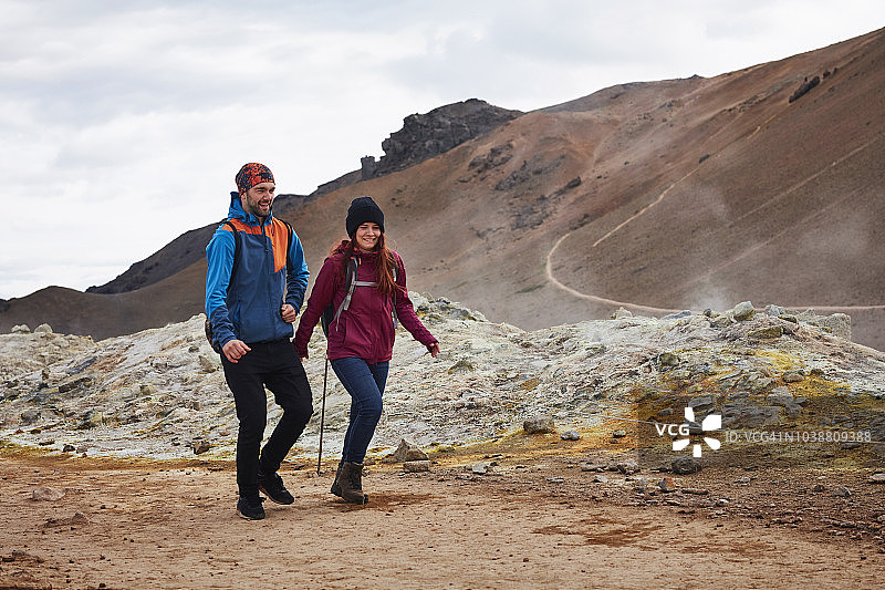 情侣参观惠拉劳恩地热区图片素材