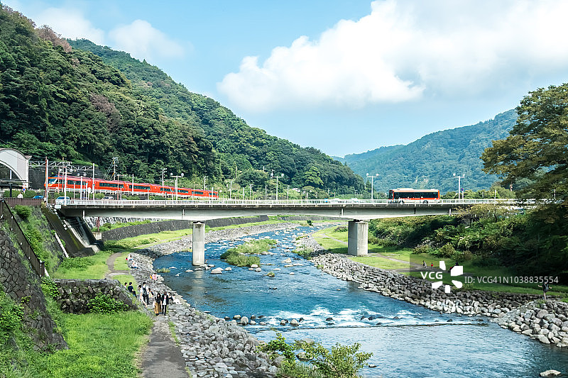 箱根天际线：山脉、河流、晴朗的天空和红色列车，神奈川县的旅游巴士图片素材
