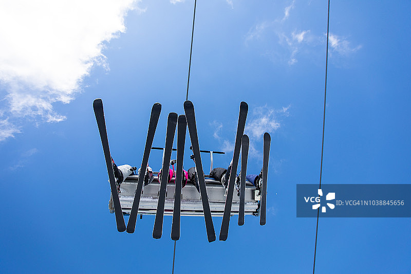 在山间乘坐缆车图片素材