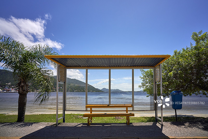 巴西弗洛里亚诺波利斯泻湖的现代公交候车亭图片素材