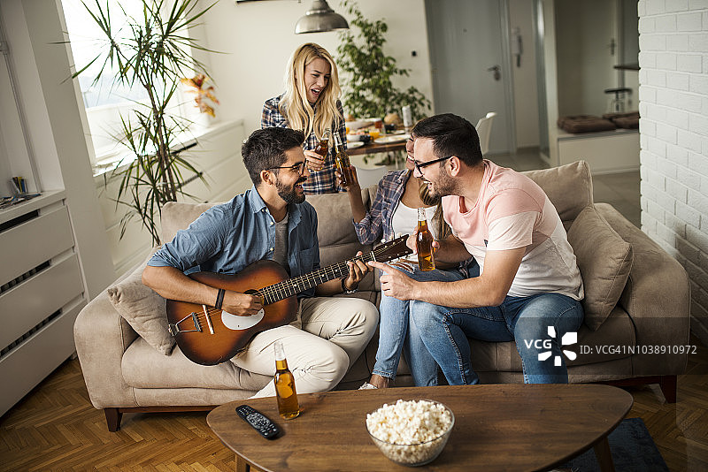 朋友们一起唱歌图片素材