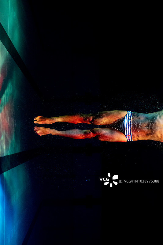 男子漂浮在泳池中图片素材