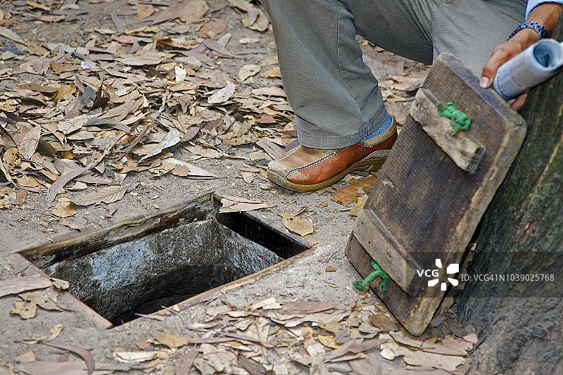 越南古芝：越共使用的地下隧道系统的秘密入口图片素材