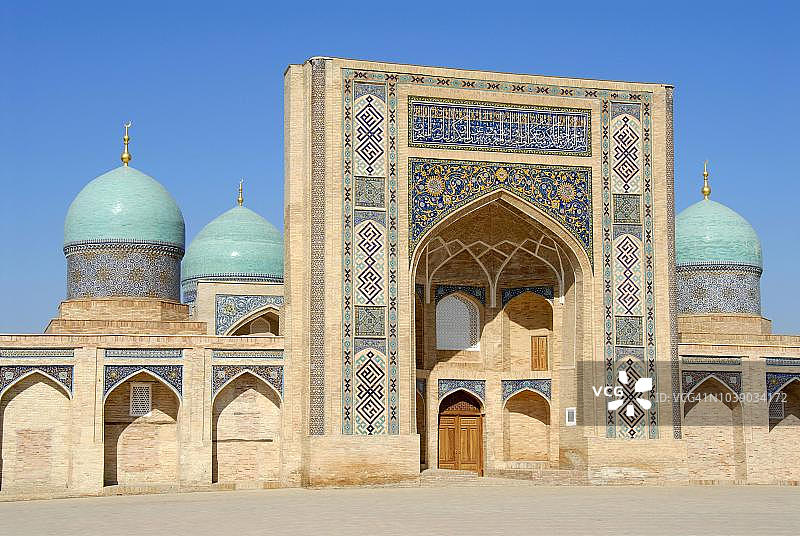 乌兹别克斯坦塔什干贾玛清真寺的蓝色瓷砖拱门图片素材