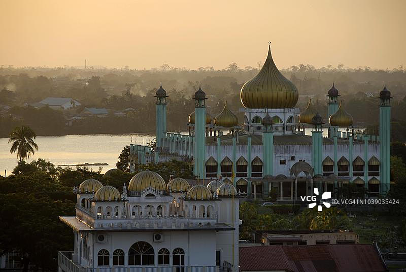 马来西亚古晋的清真寺与锡克教寺庙图片素材