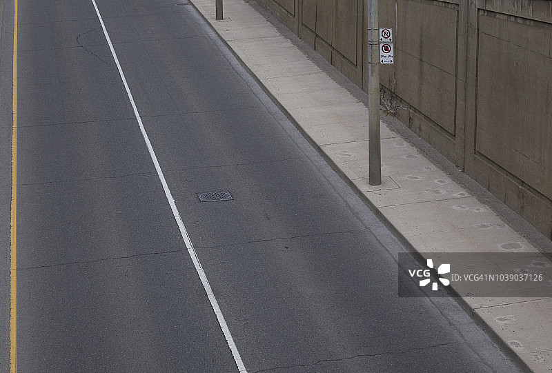 空旷城市街道禁止停车和停放图片素材