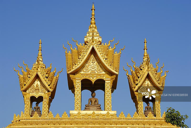 老挝万象，金色塔銮寺入口处装饰有精美的佛像图片素材