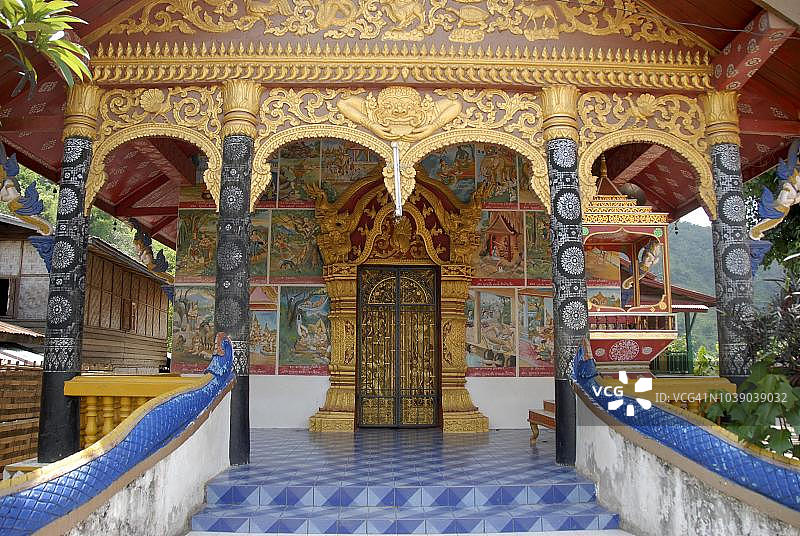 老挝丰沙里省芒夸的西坤寺装饰一新的入口区域图片素材