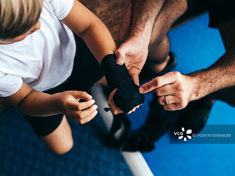 拳击导师指导孩子图片素材