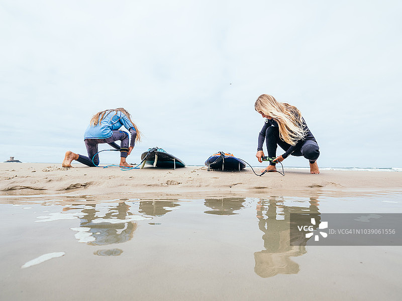 冲浪者连接冲浪板绳图片素材