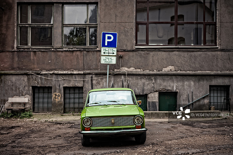停在老旧建筑前的苏联时期汽车图片素材