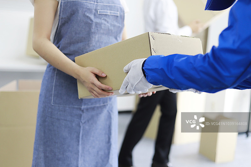 送货员给女人送货图片素材