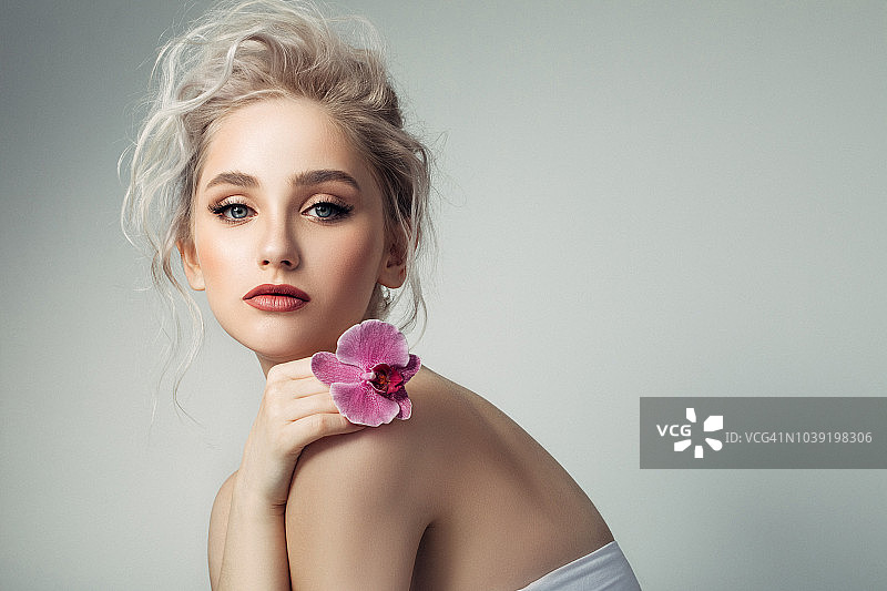 手持紫色鲜花的漂亮女人图片素材