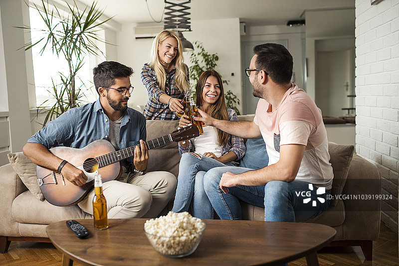 朋友们一起唱歌图片素材