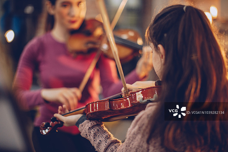教小提琴演奏图片素材