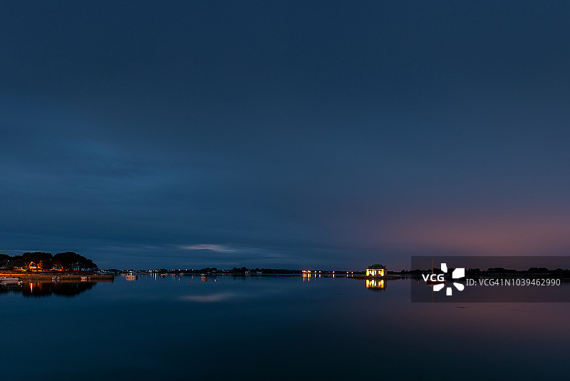 布列塔尼：圣卡多和埃泰尔河口的蓝色时刻图片素材