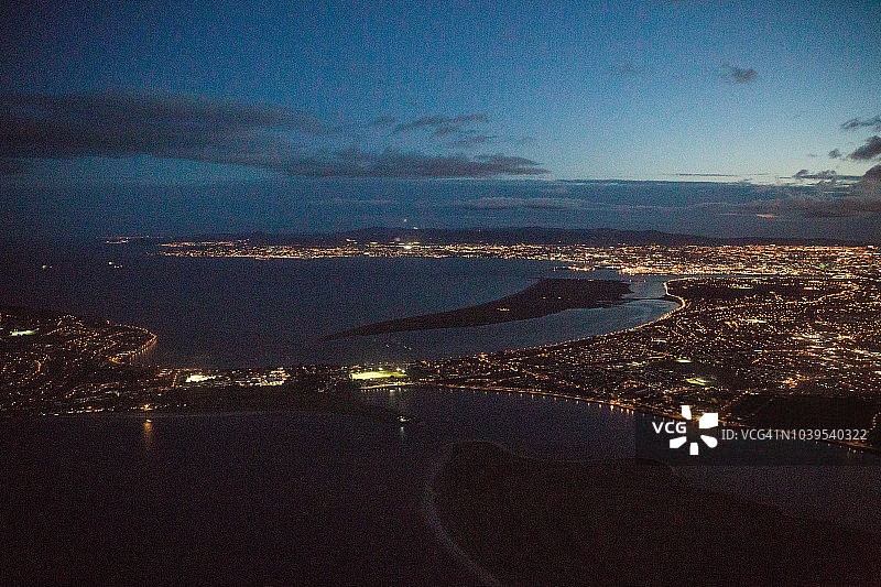 都柏林海湾和黄昏时分的城市景观鸟瞰图图片素材