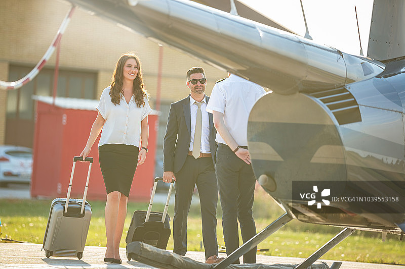 情侣与直升机飞行员交流图片素材