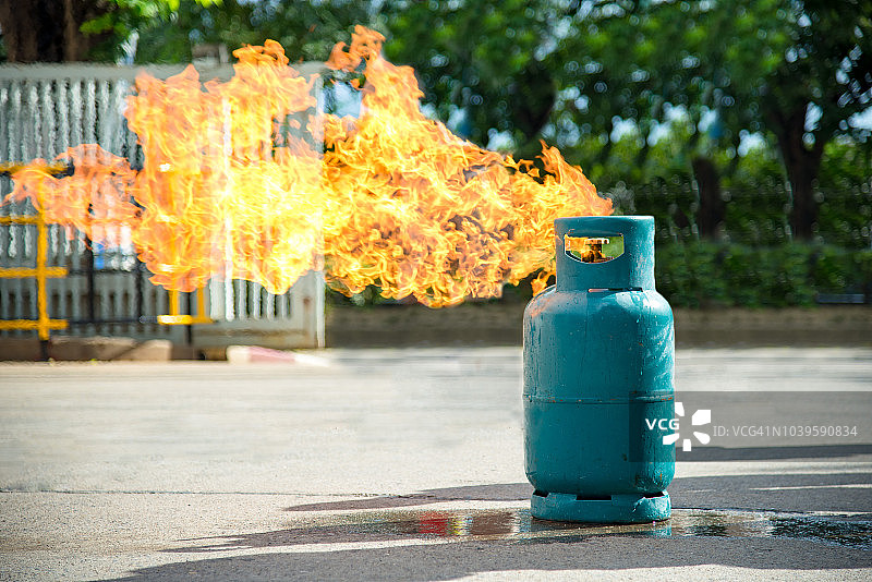 储气罐的火焰和爆炸图片素材