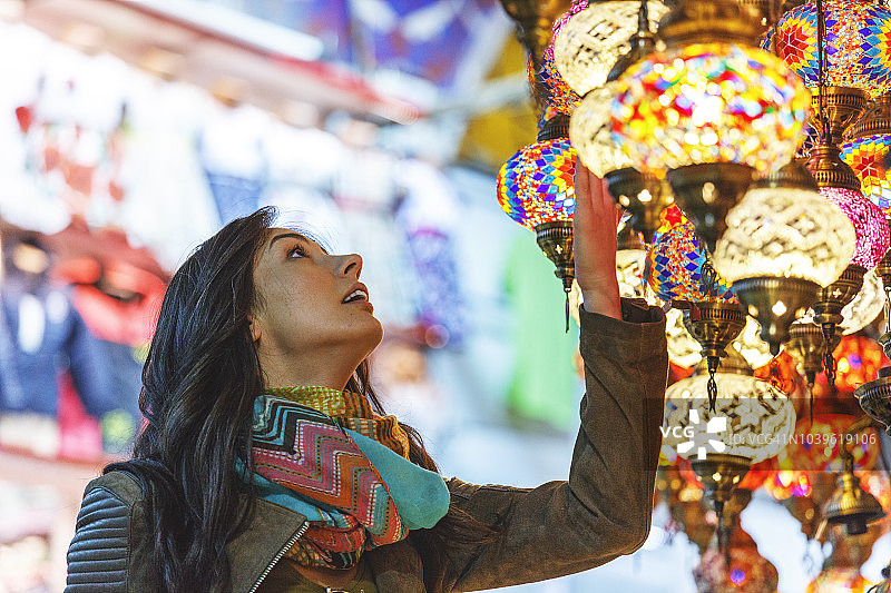 在土耳其伊斯坦布尔大巴扎购物的年轻女子图片素材
