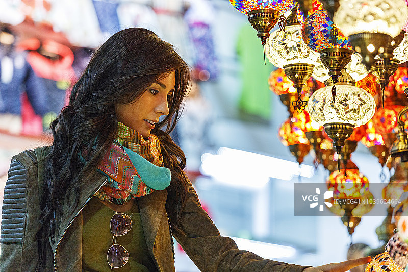 在土耳其伊斯坦布尔大巴扎购物的年轻女子图片素材