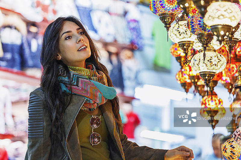 在土耳其伊斯坦布尔大巴扎购物的年轻女子图片素材