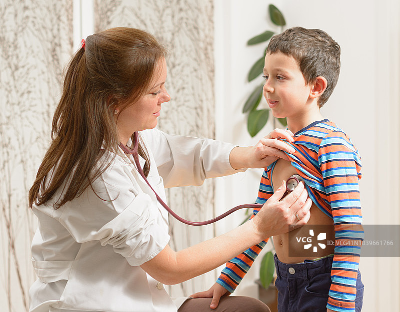 在儿科医生诊所的可爱小男孩图片素材