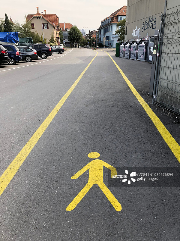 瑞士尼道的黄色行人标志图片素材