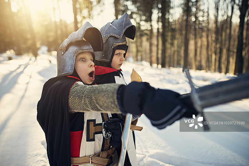 冬季森林里探险的小骑士图片素材