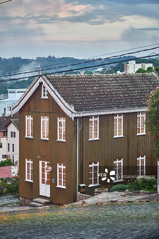 巴西南部安东尼奥·帕拉多历史名镇，雨后远山云雾缭绕。图片素材