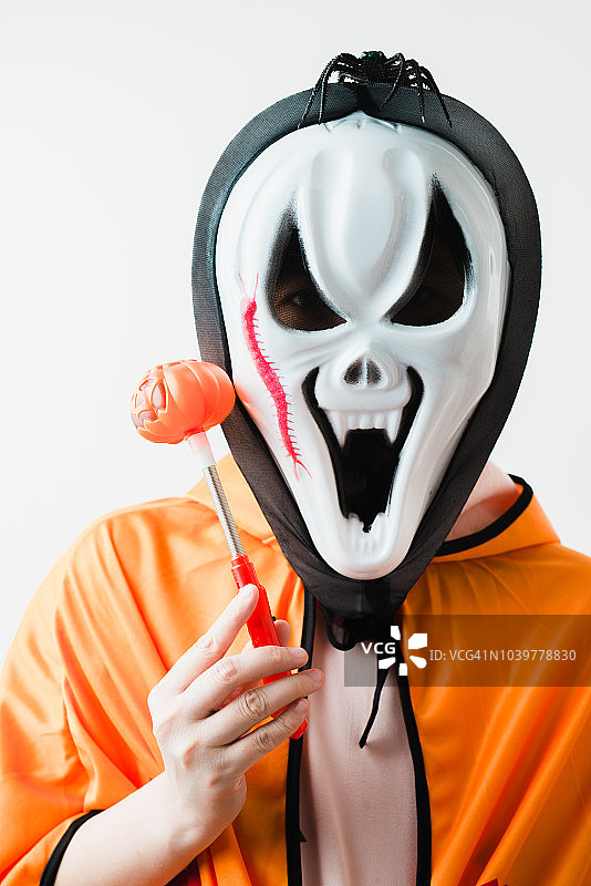 亚洲女性戴万圣节面具的肖像图片素材