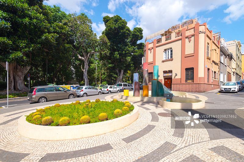 西班牙特内里费岛圣克鲁斯市加西亚萨纳夫里亚公园附近的马赛克广场图片素材