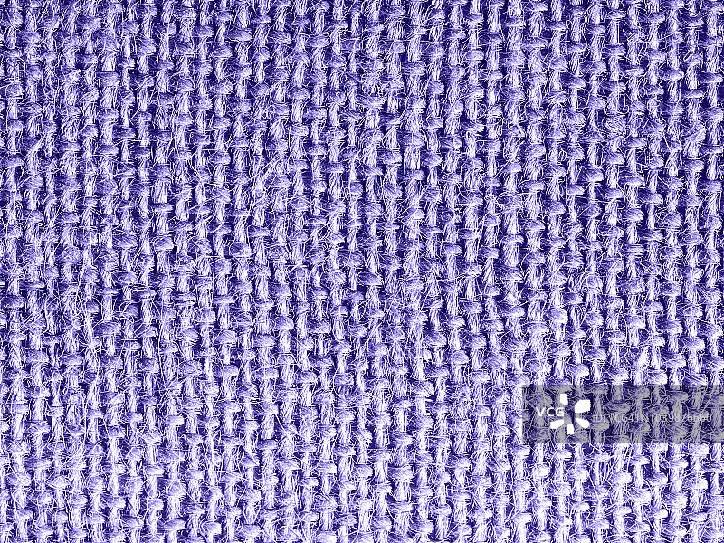 粗麻布面料和纹理，紫色和紫色的背景。图片素材
