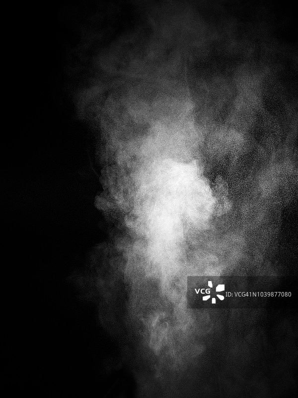 白色粉末粒子云在黑色背景上的冲击爆炸图片素材